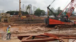 Aktivitas pekerja pembangunan Pasar Rumput, Manggarai, Jakarta, Rabu (8/2). Pasar ini juga diharapkan dapat mengatasi permasalahan pemukiman bagi masyarakat berpenghasilan rendah. (Liputan6.com/Angga Yuniar)