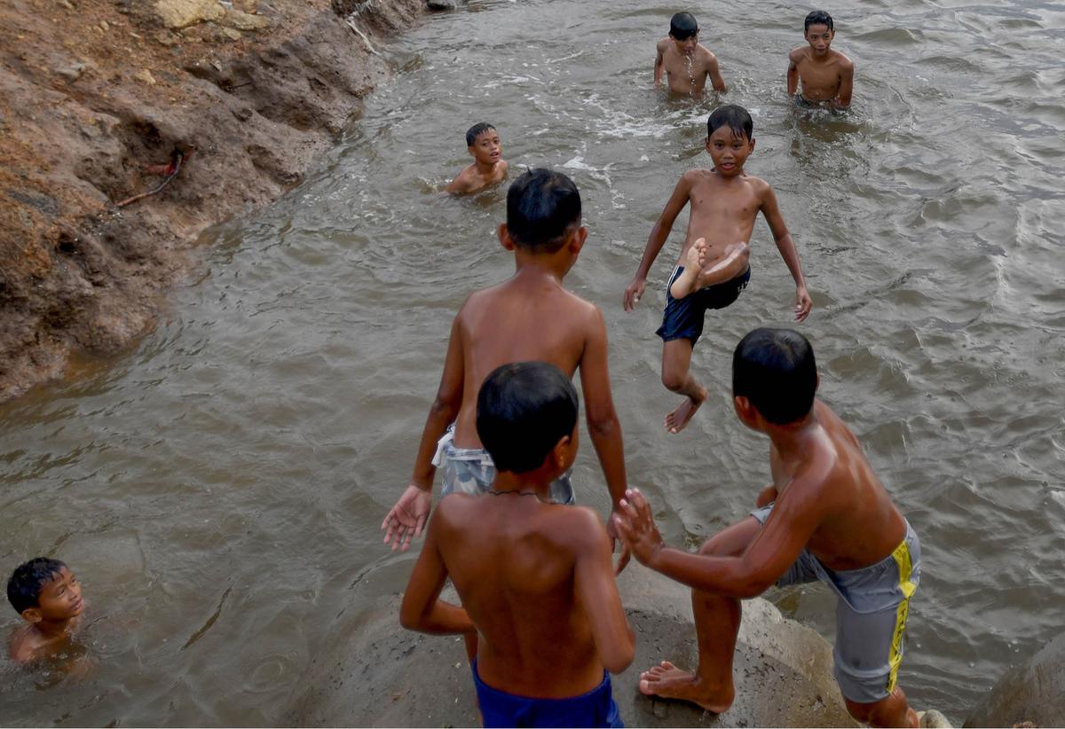 FOTO: Keceriaan Anak-Anak Bermain Pada Saluran Air di Tanjung Pasir