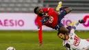 Striker Lille, Jonathan Bamba (atas) terjatuh ditekel gelandang Brest, Paul Lasne dalam laga lanjutan Liga Prancis 2020/21 pekan ke-25 di The Stade Pierre Mauroy, Lille, Minggu (14/2/2021). Lille bermain imbang 0-0 dengan Brest. (AP/Michel Spingler)