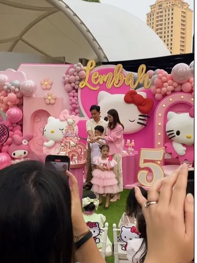 6 Potret Gibran dan Selvi Ananda Rayakan Ultah ke-5 La Lembah, Bertema Hello Kitty