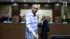 Terdakwa perintangan penyidikan korupsi E-KTP, Bimanesh Sutarjo usai sidang putusan di Pengadilan Tipikor, Jakarta, Senin (16/7). Bimanesh dinyatakan bersalah dan dijatuhi hukuman tiga tahun penjara, denda Rp 150 juta. (Liputan6.com/Helmi Fithriansyah)