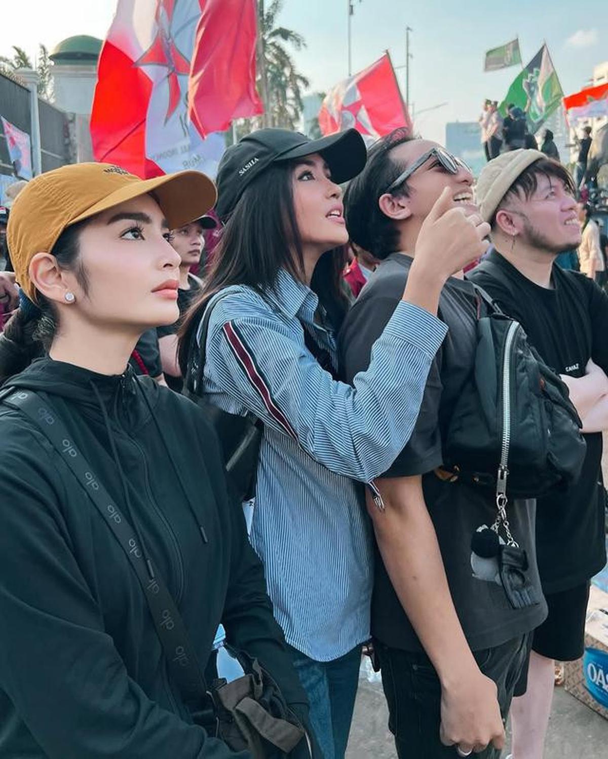 6 Potret Debi Sagita Turun ke Jalan Ikut Demo Gaungkan '17+8 Tuntutan Rakyat'