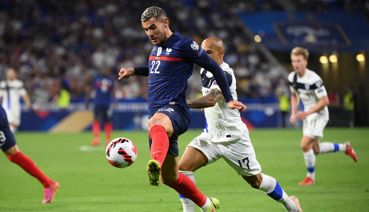 Peluang berikutnya didapat Theo Hernandez lima menit berselang. Bola tembakannya juga masih belum mengarah tepat ke gawang lawan. (Foto: AFP/Franck Fife)