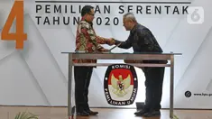 Mendagri, Tito Karnavian (kiri) dan Ketua KPU Arief Budiman saat Serah Terima Data Penduduk Potensial Pemilih Pemilihan (DP4) untuk Pemilihan Serentak 2020 di Jakarta, Kamis (23/1/2020). Kemendagri menyerahkan DP4 dengan jumlah 105 juta. (Liputan6.com/Herman Zakharia)