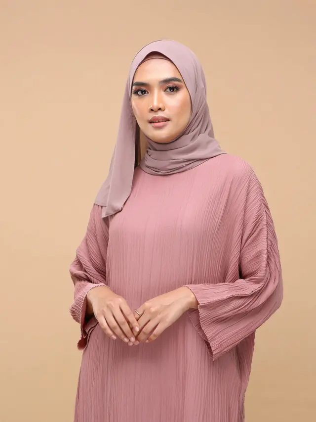 Model Gamis Bahan Crinkle dengan Potongan Loose Casual