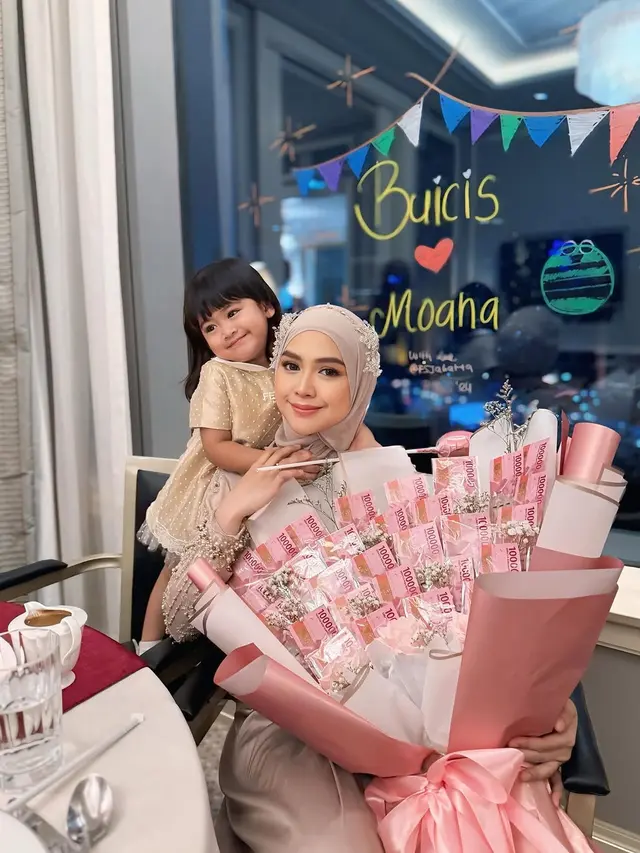 Potret Ria Ricis saat Dinner Mewah
