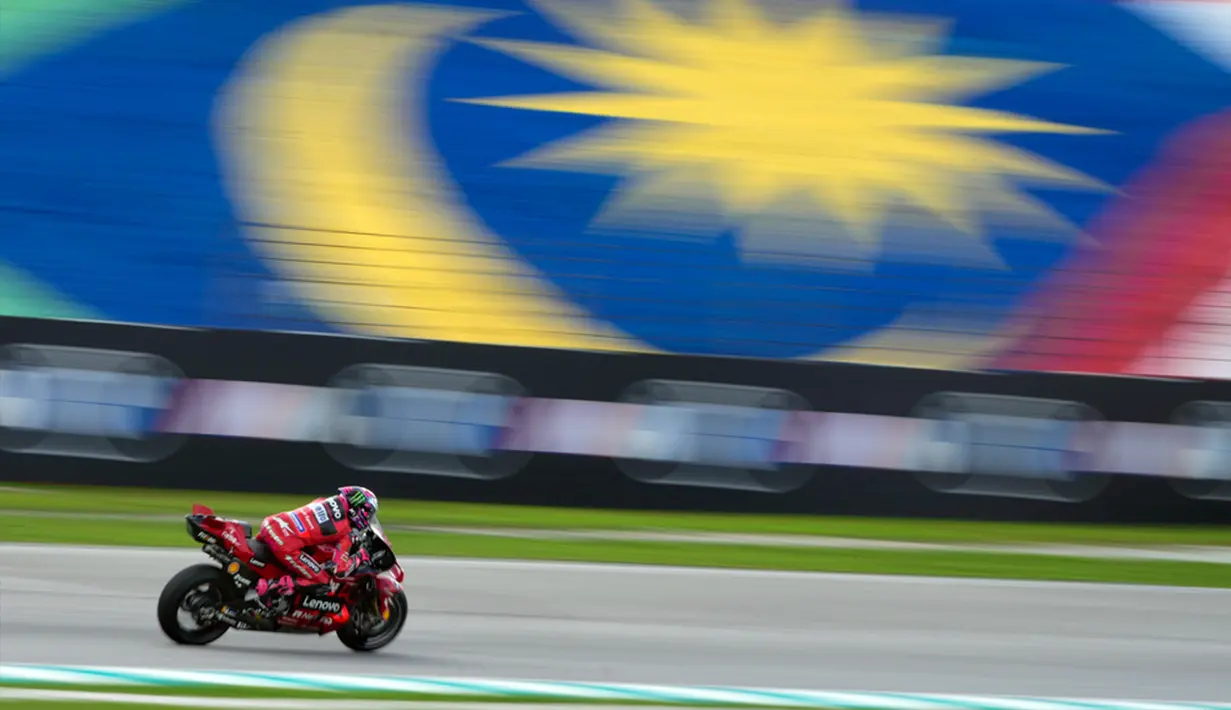 Memasuki lap ketiga, Alex Marquez sudah unggul 1,432 detik dari Francesco Bagnaia dan Jorge Martin. Di sisi lain, persaingan dalam merebut posisi tiga terjadi antara Bagnaia dan Martin. (AP Photo/Vincent Thian)
