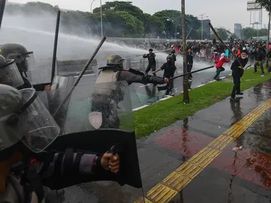 Pengunjuk rasa bentrok dengan petugas kepolisian saat aksi 28 Agustus 2025 di depan gedung Majelis Permusyawaratan Rakyat (MPR), Dewan Perwakilan Rakyat (DPR) dan Dewan Perwakilan Daerah (DPD), Jakarta, Kamis (28/8/2025). (merdeka.com/Arie Basuki)