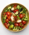 Semangkuk chicken salad yang penuh warna dengan potongan dada ayam panggang dan siraman dressing lemon yang terlihat sangat menggugah selera. [Dok/Freepik.com/kaylabridge].