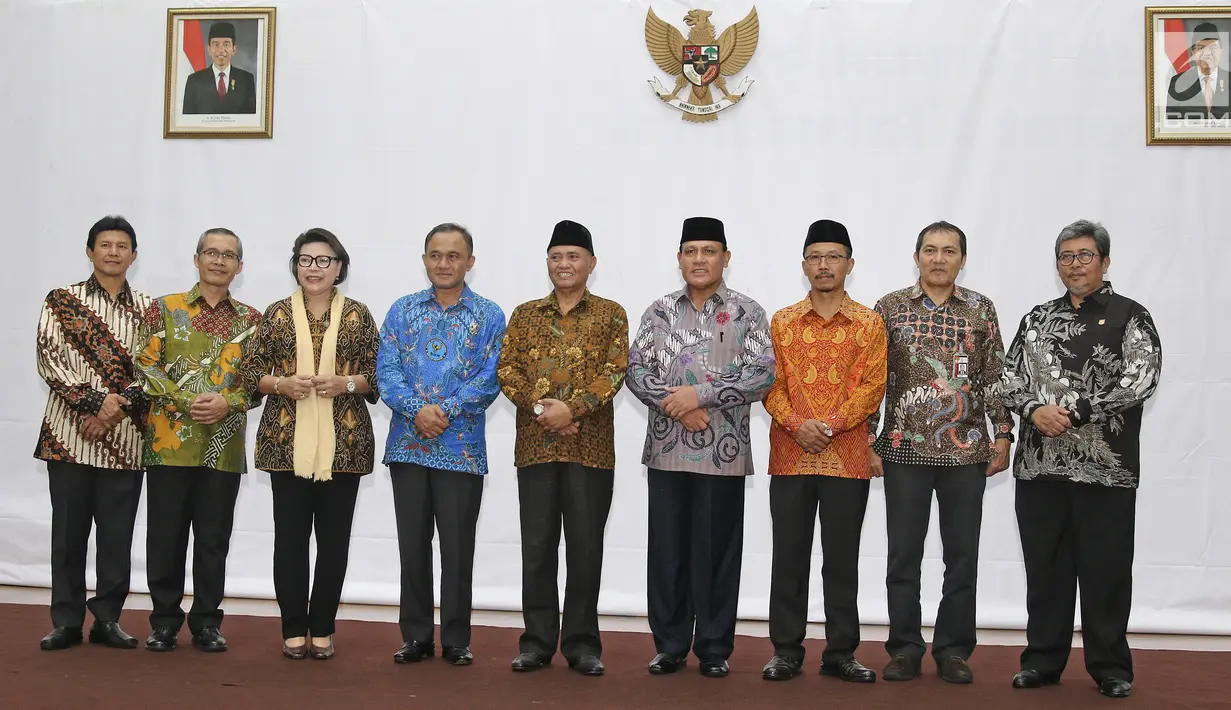 Ketua KPK, Agus Rahardjo (tengah) berfoto bersama Deputi Penindakan KPK Brigjen Pol Firli (keempat kiri) dan Direktur Penuntutan Supardi (ketiga kiri) serta pejabat KPK seusai pelantikan di gedung KPK, Jakarta, Jumat (6/4). (Liputan6.com/Herman Zakharia)