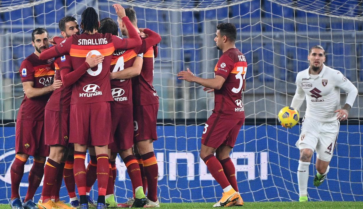 Pemain AS Roma merayakan gol yang dicetak Lyanco Vojnovic ke gawang Torino pada laga lanjutan Liga Italia di Stadion Olimpico, Jumat (18/12/2020) dini hari WIB. AS Roma menang 3-1 atas Torino. (AFP/Vincenzo Pinto)