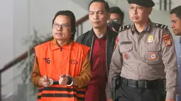 Mantan Sekretaris Jenderal (Sekjen) MPR RI Ma'ruf Cahyono dengan mengenakan rompi oranye berjalan menuju mobil tahanan  usai menjalani pemeriksaan di Gedung Merah Putih KPK, Jakarta, Kamis (09/07/2026).