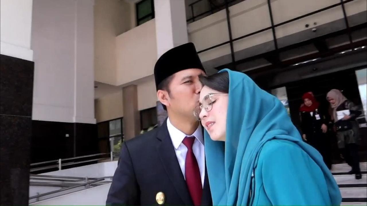 Kecupan Manis Emil Untuk Arumi Bikin Baper Netizen