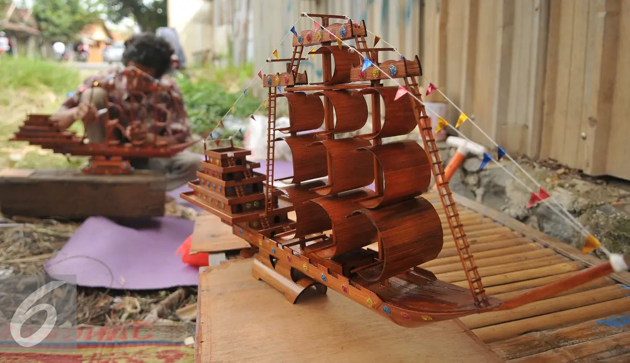 Sebuah miniatur perahu phinisi yang terbuat dari bambu, Jawa Barat, Sabtu (9/7). Perajin mengaku membanjirnya produk kerajinan dari China menyebabkan terhentinya ekspor dan penurunan permintaan dalam negeri. (Liputan6.com/Gempur M Surya)