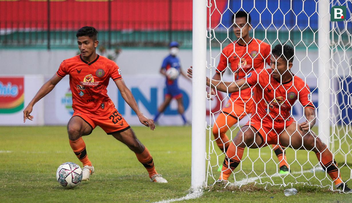 Sejumlah pemain Persiraja Banda Aceh berusaha menyelamatkan bola saat melawan Persita Tangerang dalam laga pekan ke-7 BRI Liga 1 2021/2022 di Stadion Moch Soebroto, Magelang, Sabtu (16/10/2021). (Bola.com/Bagaskara Lazuardi)