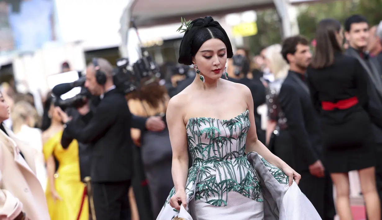 Fan Bingbing tiba di karpet merah di Festival Film Cannes 2023 untuk pemutaran film "Jeanne du Barry,".  (AP Photo/Vianney Le Caer)