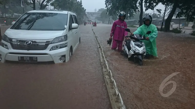 Banjir di Kawasan Cempaka Putih Mencapai Selutut Orang Dewasa