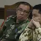 Terdakwa suap pengadaan barang dan jasa di Pemkot Kendari, Asrun (kiri) bersama Wali Kota nonaktif Kendari Adriatma Dwi Putra saat menjalani sidang lanjutan di Pengadilan Tipikor, Jakarta, Rabu (8/8). (Liputan6.com/Helmi Fithriansyah)