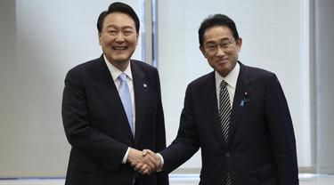 Presiden Korea Selatan Yoon Suk Yeol dan Perdana Menteri Jepang Fumio Kishida.
