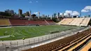 Lokasi pembangunan rumah sakit lapangan sementara untuk menampung pasien terinfeksi Covid-19 di stadion Pacaembu, di Sao Paulo, Senin (23/3/2020). Sejumlah klub sepakbola papan atas Brasil meminjamkan stadion untuk diubah menjadi rumah sakit atau klinik darurat virus corona. (AP/Andre Penner)