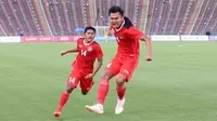 Pemain Timnas Indonesia U-22, Komang Teguh Trisnanda (kanan) melakukan selebrasi setelah mencetak gol ke gawang Timnas Vietnam U-22 pada&nbsp;laga semifinal sepak bola SEA Games 2023 di Olympic Stadium, Phnom Penh, Kamboja, Sabtu (13/05/2023). (Bola.com/Abdul Aziz)