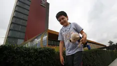 Carlos Santamaria Diaz (12) berpose untuk fotografer pada acara pers di Universitas Otonomi Nasional Meksiko di Mexico City, 3 Agustus 2018. Carlos menjadi satu-satunya mahasiswa termuda yang diterima di salah satu universitas terkemuka. (AP/Marco Ugarte)