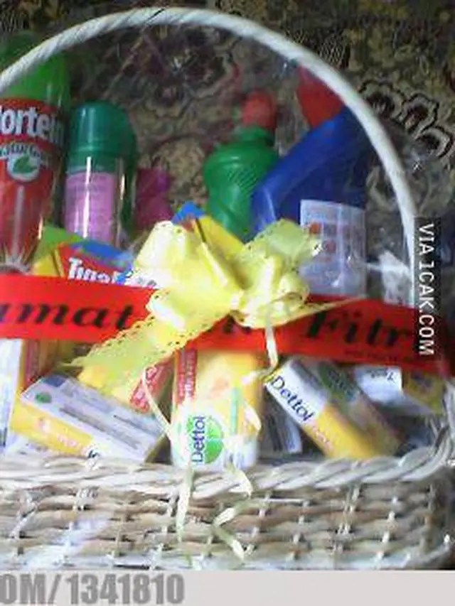 8 Potret Nyeleneh Parsel Lebaran, Ada Hasil Bumi Hingga Uang