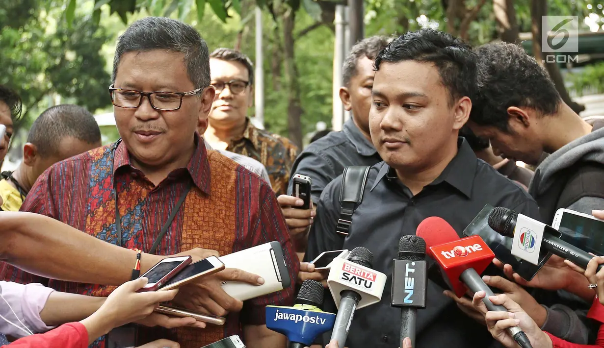 Anak Wali Kota Surabaya Tri Rismaharini, Fuad Bernardi bersama sekjen PDI Perjuangan Hasto Kristiyanto memberi keterangan di kediaman Megawati di kawasan Menteng, Jakarta, Sabtu (14/10). (Liputan6.com/Herman Zakharia)