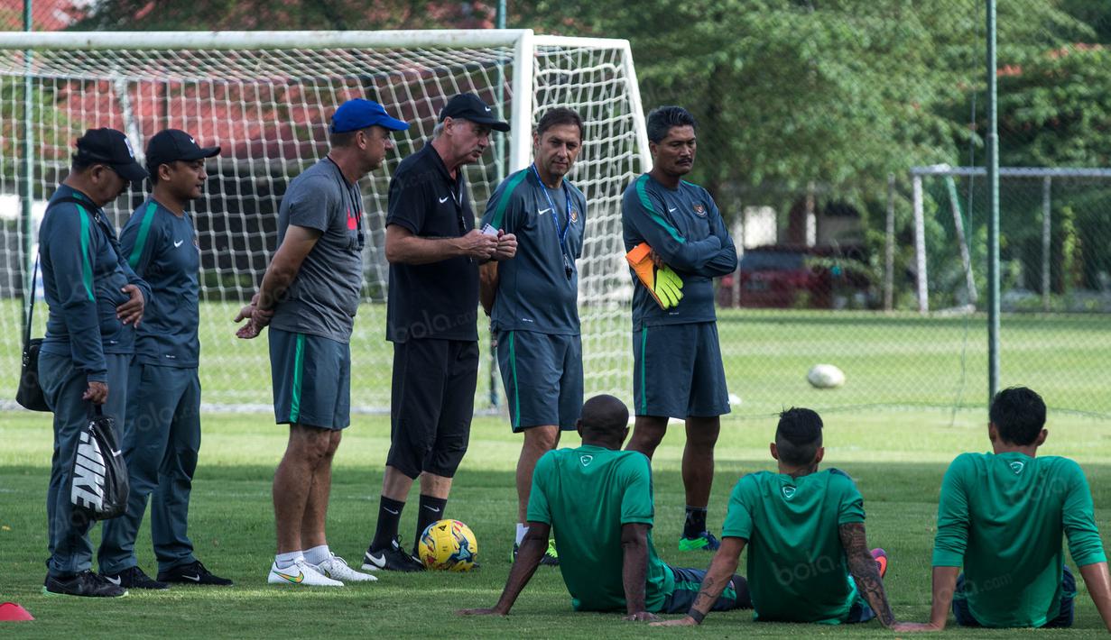 Pelatih Timnas Indonesia, Alfred Riedl, memberikan arahan kepada anak asuhnya saat latihan jelang laga final Piala AFF 2016. (Bola.com/Vitalis Yogi Trisna)