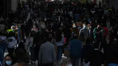 Orang-orang yang memakai masker berjalan di jalan Preciados yang padat di Madrid, Spanyol pada Rabu (31/3/2021). Spanyol memperketat aturan penggunaan masker dengan mewajibkannya di luar ruangan dan seluruh fasilitas publik. (PIERRE-PHILIPPE MARCOU / AFP)