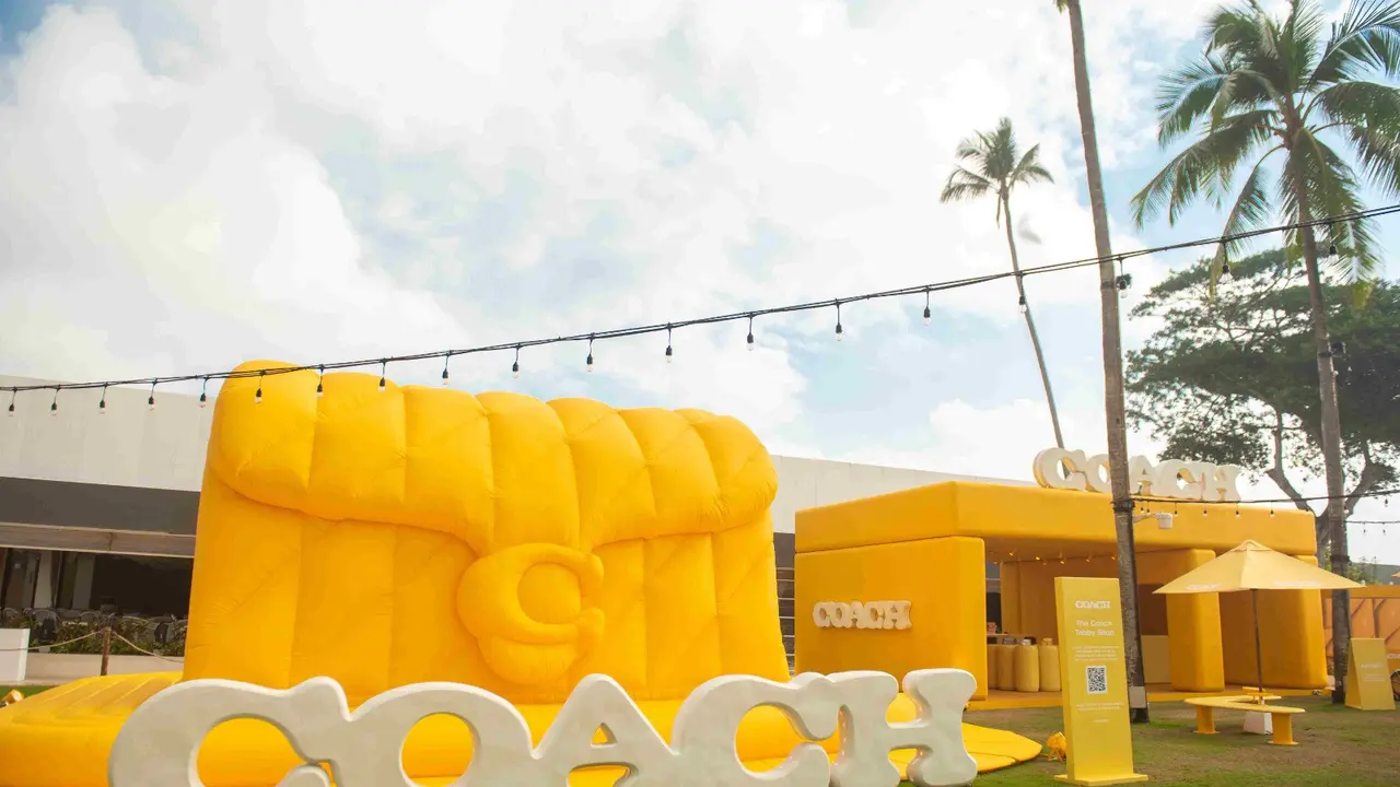 Coach Bawa Bouncy Tabby Inflatable Raksasa di FINNS Beach Club Bali