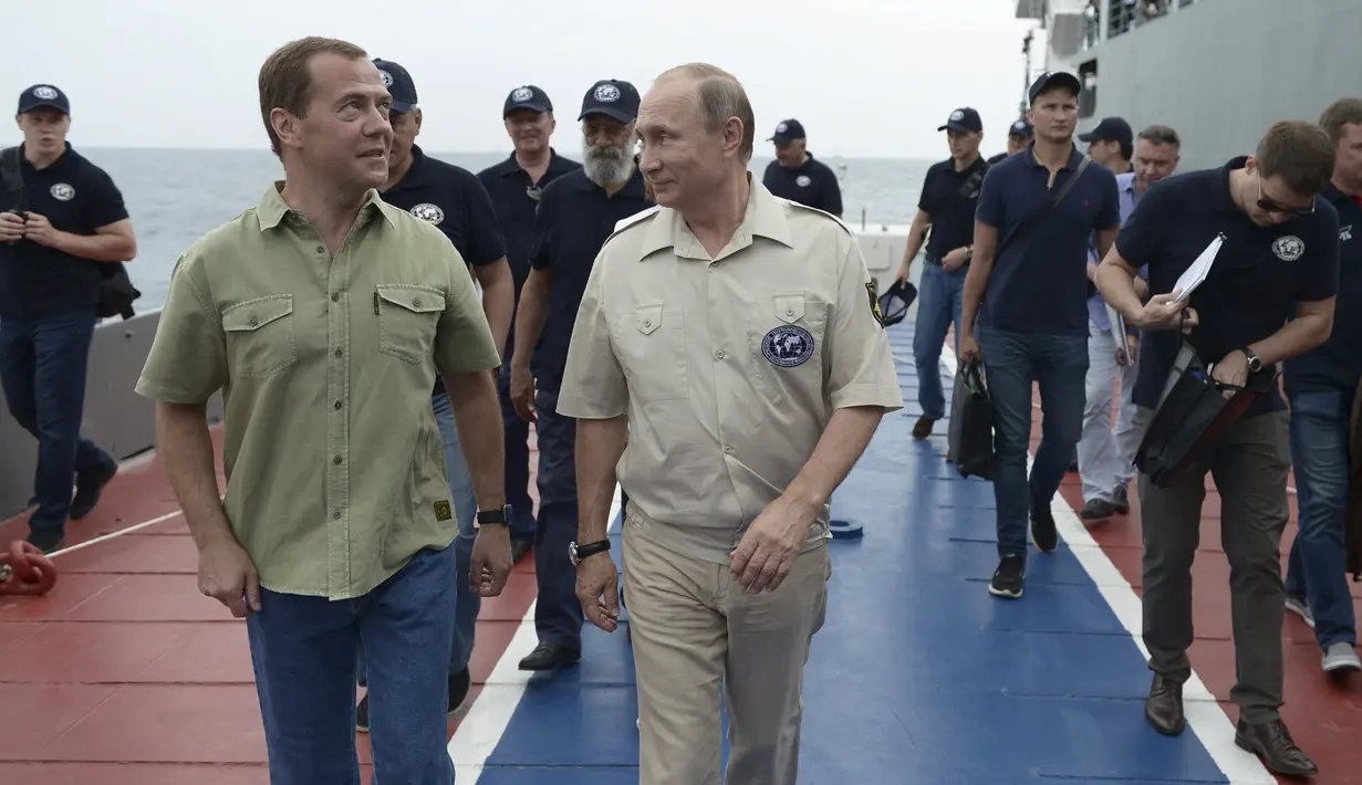 Presiden Rusia Vladimir Putin (kanan) berbincang dengan PM Dmitry Medvedev usai menjajal kapal selam mini memasuki perairan Laut Hitam saat ekspedisi di Sevastopol, Crimea, Rusia, Selasa (18/8/2015). (REUTERS/Alexei Nikolsky/RIA Novosti/Kremlin)