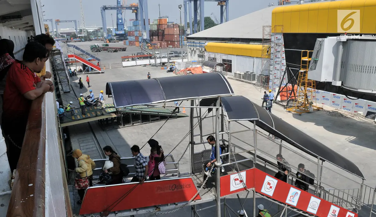 Pemudik menaiki KM Dobonsolo tujuan Tanjung Emas Semarang di Terminal Nusantarapura, Pelabuhan Tanjung Priok, Jakarta, Kamis (30/5). Jumlah pemudik yang menggunakan kapal laut dari Pelabuhan ini diprediksi akan bertambah hingga hari puncak 1 Juni 2019. (merdeka.com/Iqbal S. Nugroho)