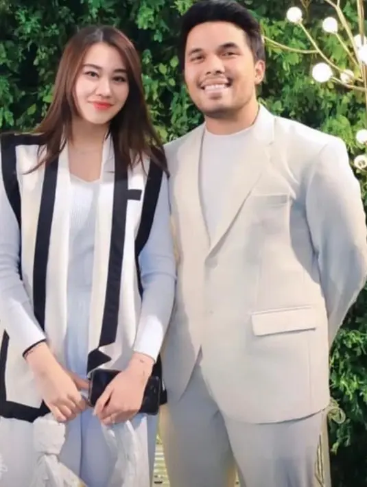 Dalam kesempatan lain, keduanya juga tampil kompak mengenakan ansambel serba putih. Aaliyah dengan vest, longsleeve top dan loose pants putih. Sementara Thariq dengan set jas broken white dan kaus putih.  [@aaliyahmassaid/@thariqhalilintar]