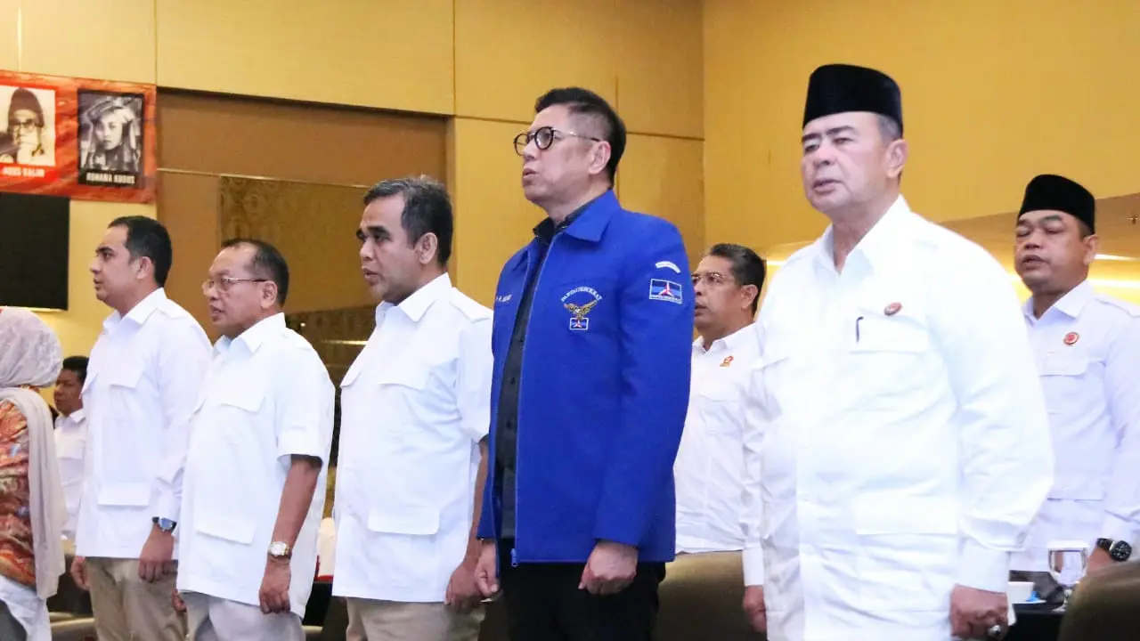 Ketua DPD Demokrat Sumbar Mulyadi (baju biru) menghadiri Rakerda Gerindra