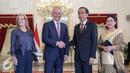 Presiden Joko Widodo didampingi Ibu Negara Iriana Jokowi menerima Perdana Menteri Australia  Malcolm Turnbull bersama Ibu Negara Lucy Turnbull di Istana Merdeka, Jakarta, Kamis (12/11). (Liputan6.com/Faizal Fanani)