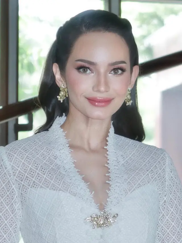 Makeup Enzy Storia Kenakan Kebaya Putih. [@rhay_david]