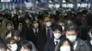 Sebuah lorong stasiun penuh sesak dengan penumpang yang mengenakan masker selama jam sibuk di Stasiun Shinagawa di Tokyo, Senin (22/3/2021). Perdana Menteri Jepang Yoshihide Suga pada Senin mencabut keadaan darurat virus corona di Tokyo dan tiga prefektur lainnya yang tersisa. (AP Photo/Eugene Hoshi