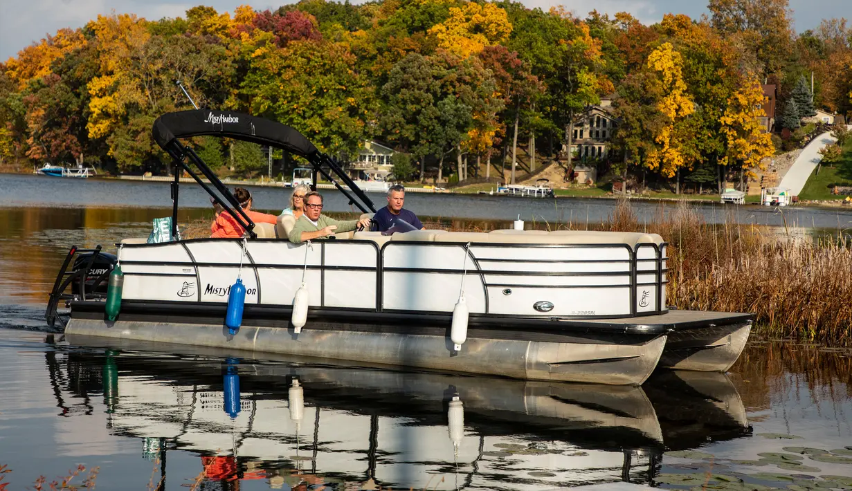 Orang-orang menikmati naik perahu di Danau Lobdell di Genesee County, Michigan, Amerika Serikat, pada 10 Oktober 2020. (Xinhua/Joel Lerner)
