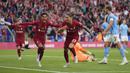 Pemain Liverpool merayakan gol ketiga timnya yang dicetak oleh Darwin Nunez (kanan) pada ajang Community Shield 2022/2023 melawan Manchester City di King Power Stadium, Minggu (31/07/2022) dini hari WIB. (AP/Frank Augstein)
