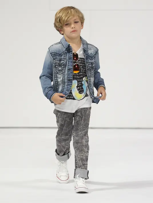 Model cilik berjalan di atas catwalk membawakan koleksi True Religion pada saat petitePARADE di Children's Club di Jacob Javitz Center di New York City (6/8). (JP Yim / Getty Images untuk petitePARADE / AFP)