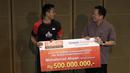 Atlet bulutangkis Indonesia, Mohammad Ahsan, menerima bonus dari Presiden Direktur Djarum Foundation, Victor Hartono, di Galeri Indonesia Kaya, Jakarta, Rabu (4/9). Djarum Foundation beri bonus Rp 550 juta untuk Ahsan. (Bola.com/Yoppy Renato)