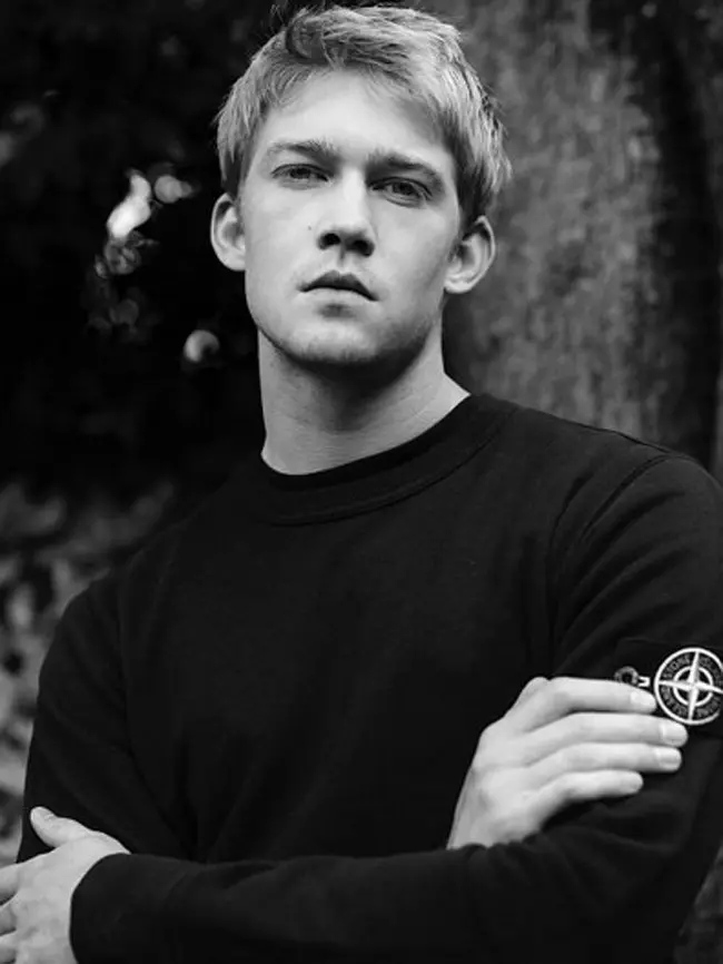 Joe Alwyn, sosok pria yang disebut sebagai pacar baru Taylor Swift. Dikenalkan oleh salah satu teman mereka, akhirnya hubungan mereka berjalan sampai saat ini. Joe pun kini selalu ingin berada di dekat Taylor. (Instagram/joe.alwyn)