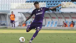 Gelandang Fiorentina,Erick Pulgar menendang bola saat bertanding melawan SPAL pada pertandingan lanjutan Liga Serie A Italia di stadion Paolo Mazza di Ferrara, Italia, Minggu (2/8/2020). Fiorentina menang telak 3-1 atas SPAL. (Filippo Rubin/Lapresse via AP)