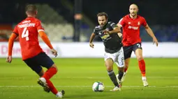 Gelandang Manchester United, Juan Mata, berusaha melewati pemain Luton Town pada Piala Liga Inggris di Stadion Kenilworth Road, Rabu (23/9/2020). Setan Merah menang dengan skor 3-0. (Cath Ivill/Pool via AP)