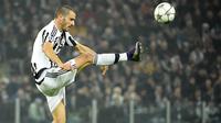 3. Leonardo Bonucci, penampilannya yang memukau pada Piala Eropa membuat Jose Mourinho tertarik memboyongnya ke MU. Namun menurut, Daily Star, tidak mudah mendapatkan bek Italia itu karena harus bersaing dengan Chelsea. (AFP/Olivier Morin)