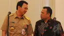 Basuki T Purnama berdialog dengan perwakilan BPJS saat akan melakukan penandatanganan nota kesepahaman (MoU) di Balaikota, Jakarta, Rabu (1/4/2015).  (Liputan6.com/Herman Zakharia)
