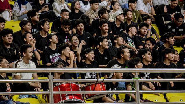 Suporter Setia Bima Perkasa Jogja saat memenuhi GOR Pancasila UGM, Yogyakarta