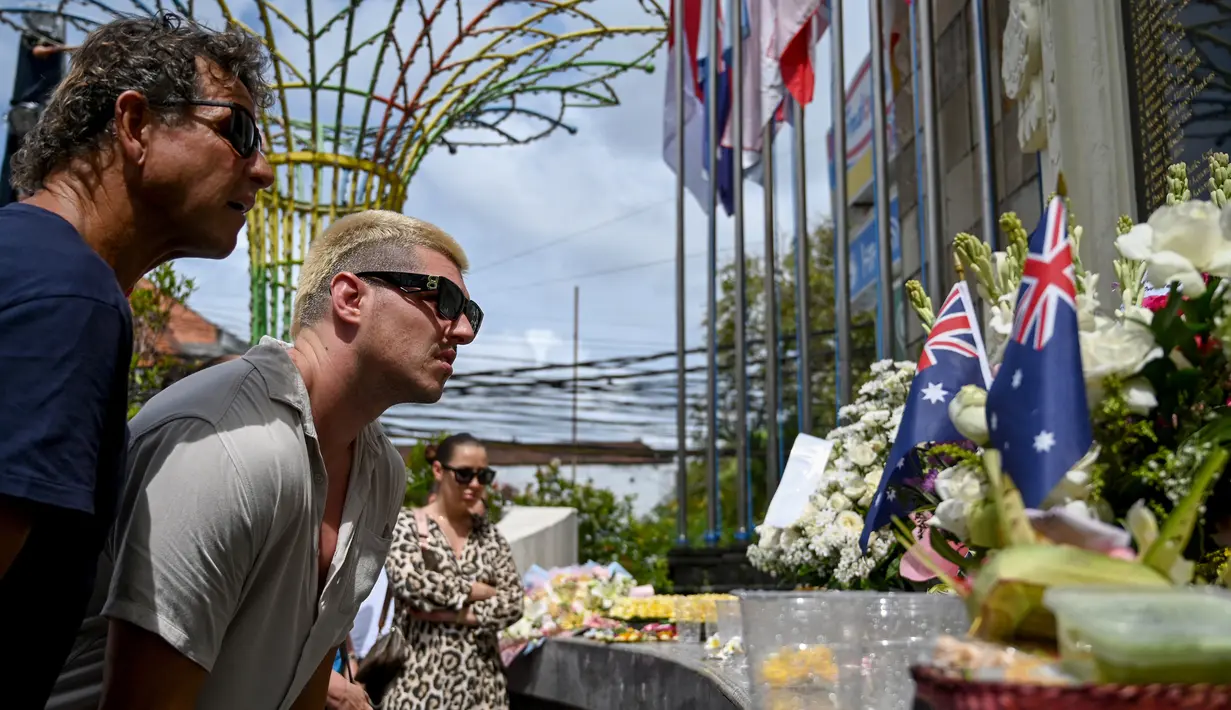Orang-orang mengunjungi  Monumen Kemanusiaan Ground Zero bagi para korban untuk memperingati 20 tahun bom Bali, di Kuta, Bali, Rabu (12/10/2022). Mayoritas korban berasal dari Australia, sehingga menjadi satu-satunya jumlah korban jiwa terbesar dari serangan teroris dalam sejarah negara itu. (SONNY TUMBELAKA / AFP )