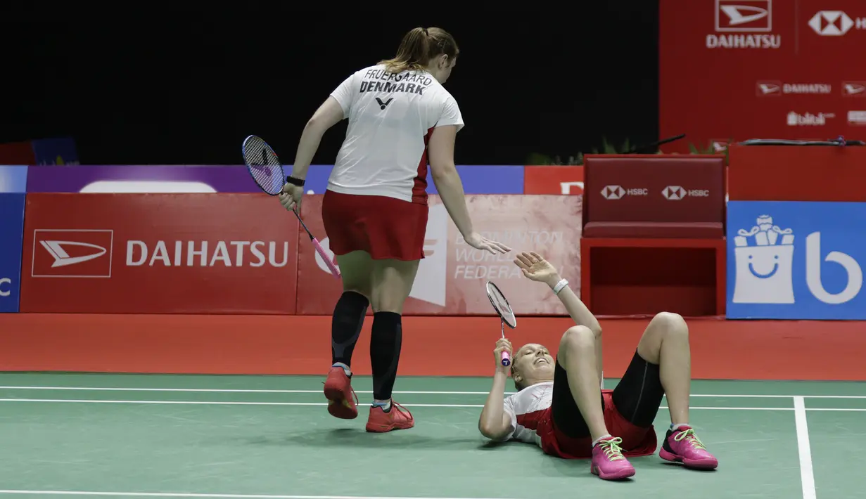 Ganda Putri Denmark, Maiken Fruergaard/Sara Thygesen, saat melawan wakil Indonesia, Greysia Polii/Apriyani Rahayu, pada laga final Daihatsu Indonesia Masters 2020 di Istora, Jakarta, Minggu (19/1). Greysia/Apriyani menang 18-21, 21-11, dan 23-21. (Bola.com/M Iqbal Ichsan)